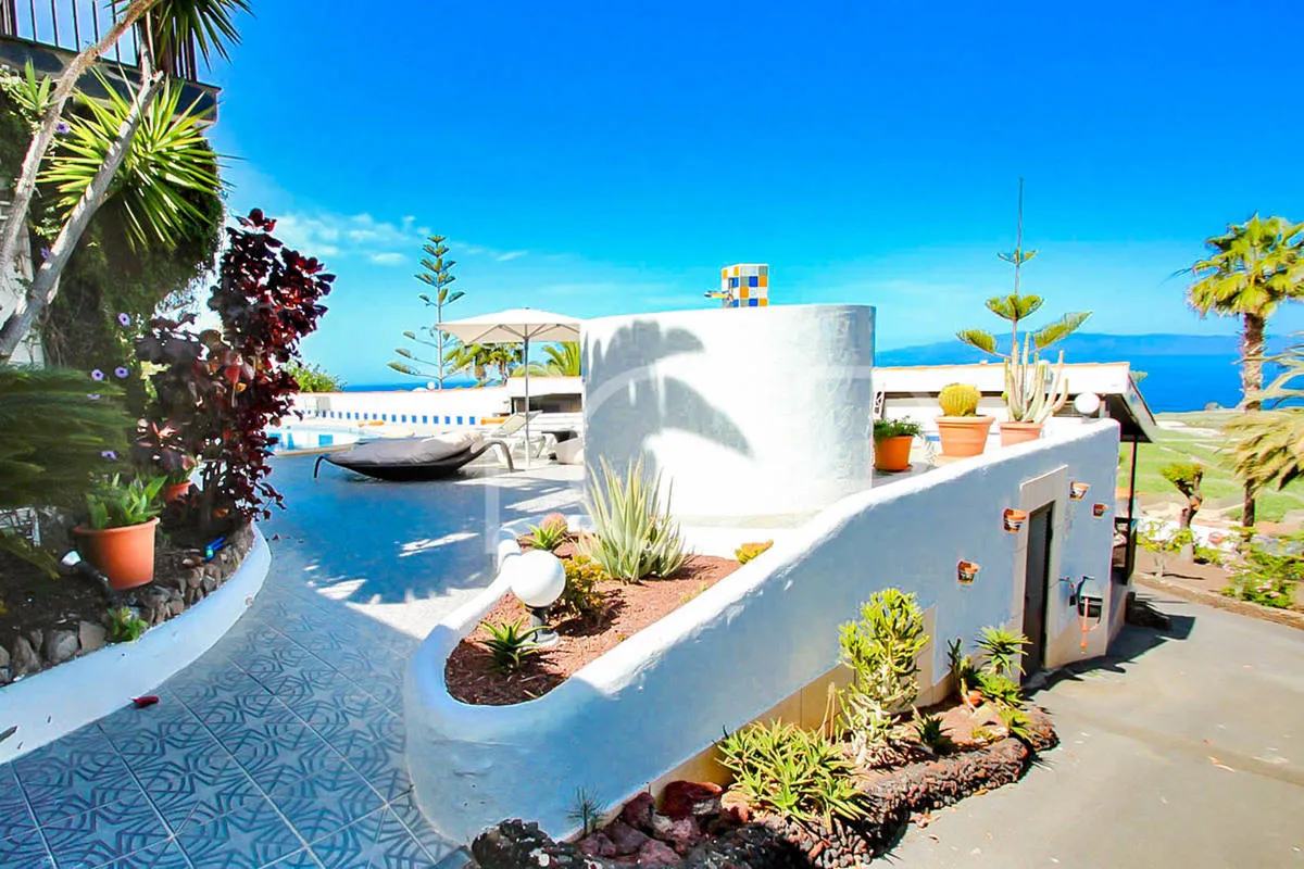 Finca with sea views and 6 flats in Alcalá - For sale
