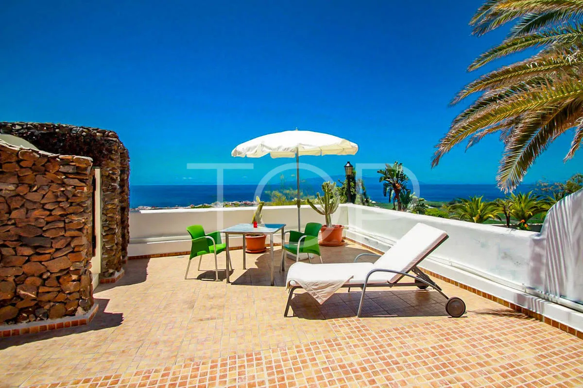 Finca with sea views and 6 flats in Alcalá - For sale