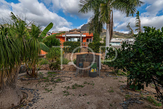 Chalet con piscina y almacén en Costa Adeje (El Madroñal) - A la venta