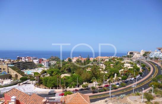 Penthouse apartment for sale located in the center of El Duque, only 400m from the sea, with ocean views and spectacular terrace.