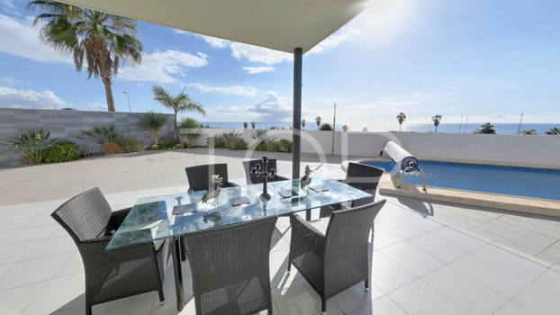 Moderna villa pareada con piscina privada en venta en el Golf de Costa Adeje