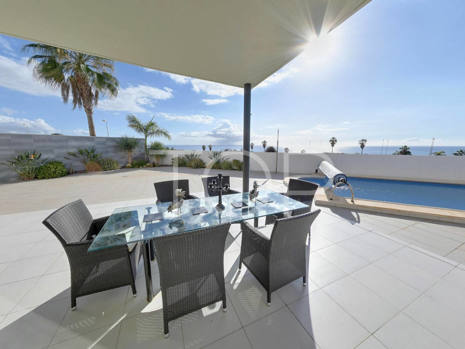 Moderna villa pareada con piscina privada en venta en el Golf de Costa Adeje