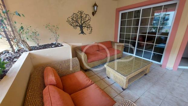 Zu verkaufen in Terrazas del Duque - 2-Zimmer-Wohnung mit großer Terrasse und teilweise Meerblick.