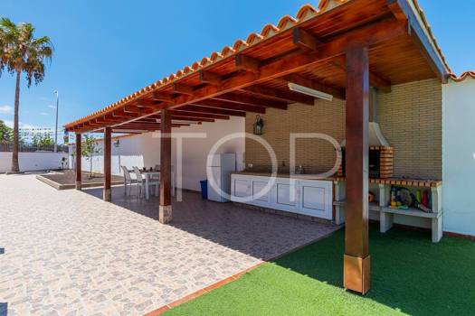 Hermosa villa de lujo en venta con vistas panorámicas al océano y al Teide en Playa Paraíso
