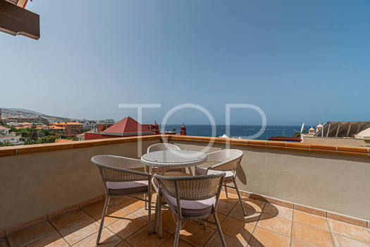Villa exclusiva en primera línea con vistas al mar en venta en el Duque, Costa Adeje
