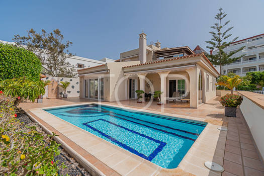 Villa exclusiva en primera línea con vistas al mar en venta en el Duque, Costa Adeje