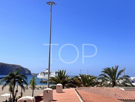 Traspaso de un restaurante en una excelente ubicación con vistas al mar y con una gran terraza en Los Cristianos
