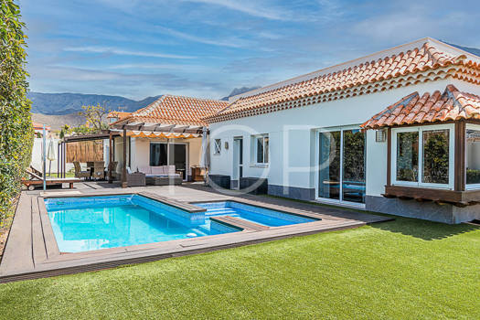 Precioso chalet independiente de tres dormitorios y piscina privada a la venta en Madroñal