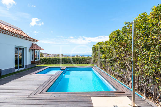 Precioso chalet independiente de tres dormitorios y piscina privada a la venta en Madroñal