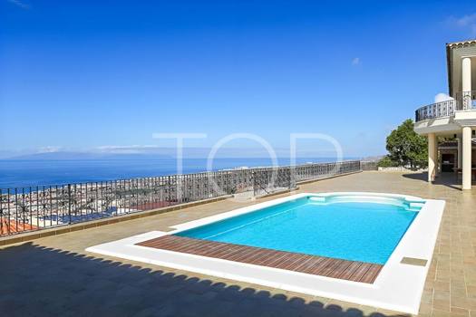 Exquisita villa en Costa Adeje con impresionantes vistas al mar