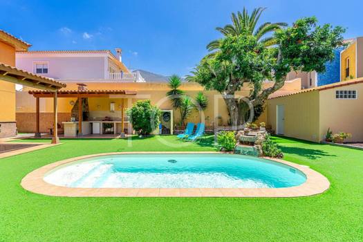 Schöne freistehende Villa mit Pool im Herzen von Adeje