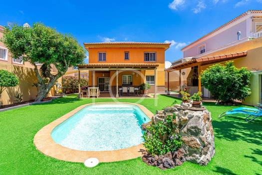 Schöne freistehende Villa mit Pool im Herzen von Adeje