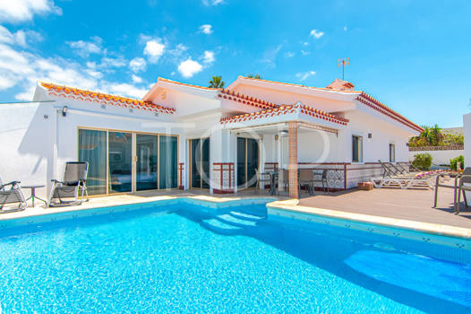 Villa con piscina y vistas al mar en venta en Callao Salvaje