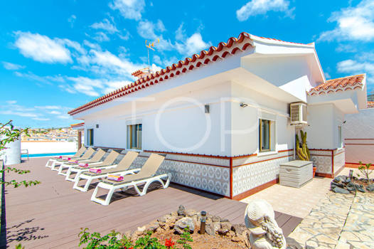 Villa with pool and sea views for sale in Callao Salvaje