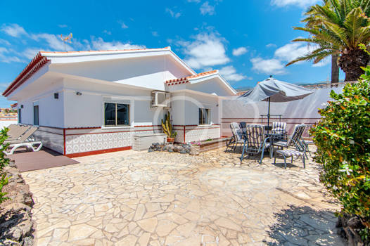 Villa con piscina y vistas al mar en venta en Callao Salvaje
