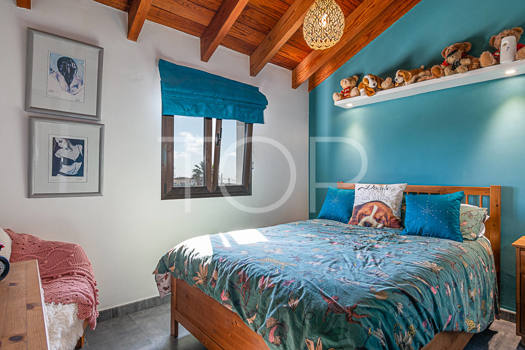 Casa unifamiliar de 5 dormitorios y apartamento de 2 dormitorios en venta en Charco Del Pino