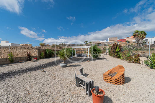 5-bedroom detached house and 2-bedroom apartment for sale in Charco Del Pino