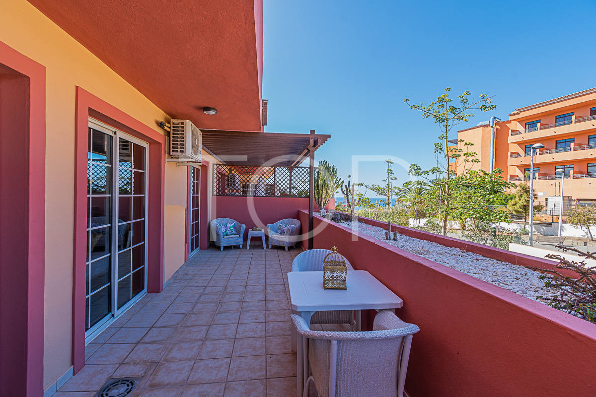 Exceptional corner apartment for sale in El Duque, close to shops and El Duque beach