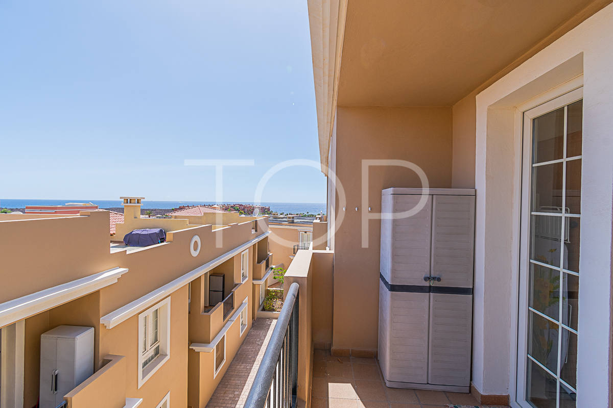 Amplio y luminoso ático de 2 dormitorios con vistas al mar en venta en Terrazas del Faro, Palm-Mar, Arona