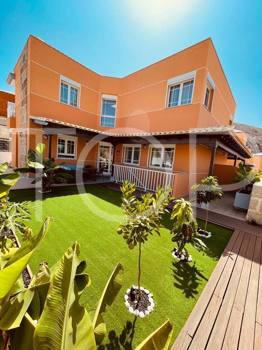 Villa moderna con piscina en venta en Los Cristianos