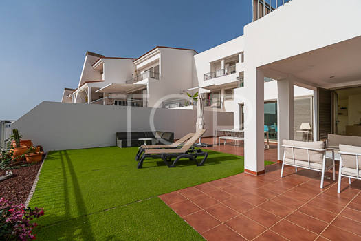 Bright 2-bedroom apartment with large terrace and sea views for sale in Magnolia Golf Resort, La Caleta