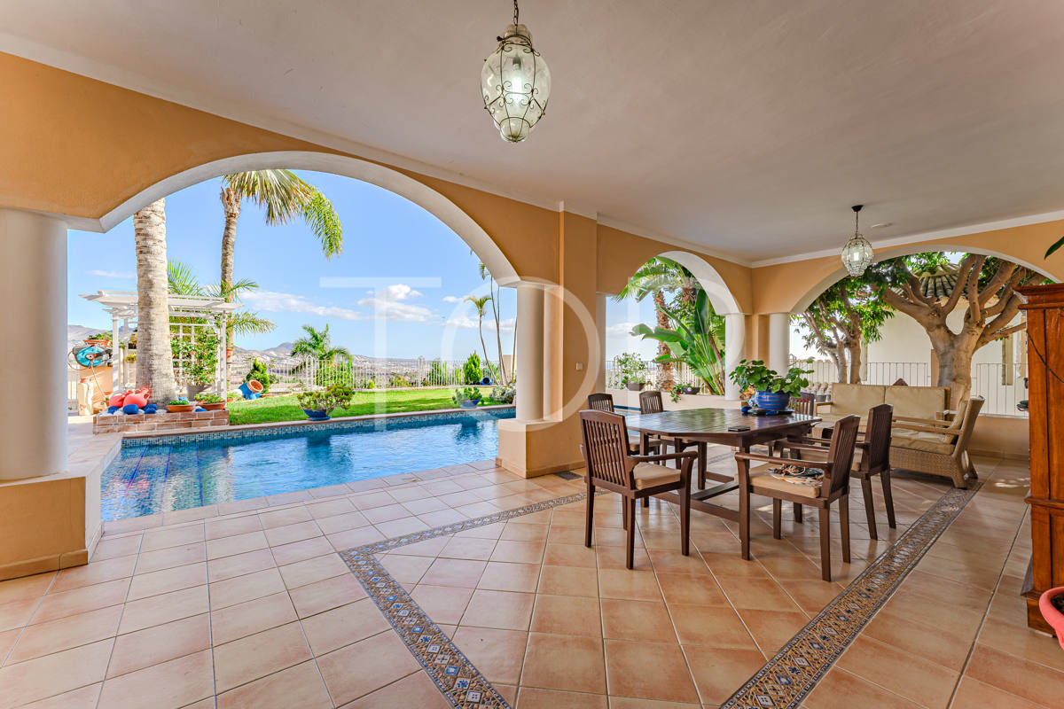 Exclusiva villa de ensueño con elegancia atemporal e impresionantes vistas panorámicas en Golf Costa Adeje