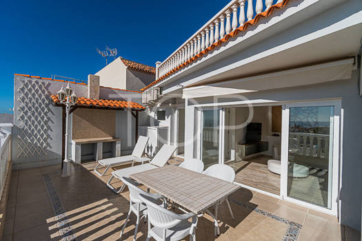 Renovated house with breathtaking views in the centre of La Caleta