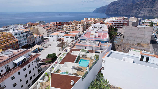 Apartamento de 4 dormitorios de nueva promoción con piscina privada en Playa Santiago