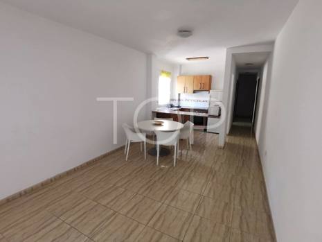 Apartamento de esquina de dos dormitorios en planta baja con gran terraza soleada en venta en Palm-Mar, Arona