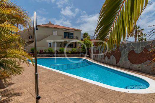 Amplio apartamento de 2 dormitorios con varias terrazas a la venta en Costa Adeje