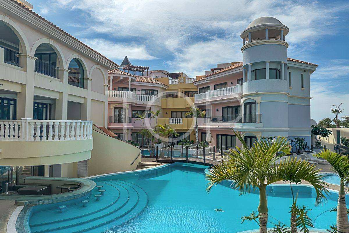 One-bedroom apartment with terrace and direct access to the pool in Los Cristianos
