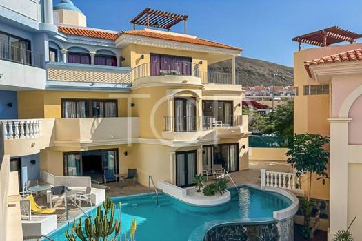 Apartamento de un dormitorio con terraza y acceso directo a la piscina en Los Cristianos