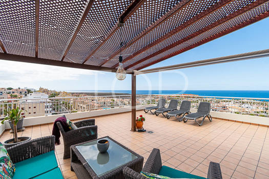 Very special 2-bedroom apartment with large terraces overlooking Palm-Mar and the coastline