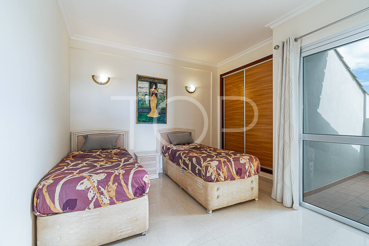 Außergewöhnliche 2-Schlafzimmer-Wohnung mit großen Terrassen mit Blick auf Palm-Mar und die Küste