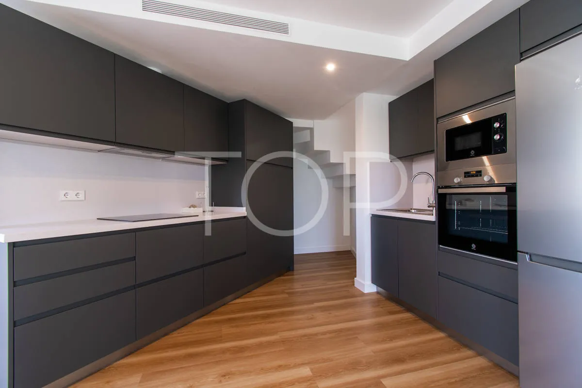 Exclusivo ático dúplex de dos dormitorios con azotea privada y vistas en el corazón de Los Cristianos