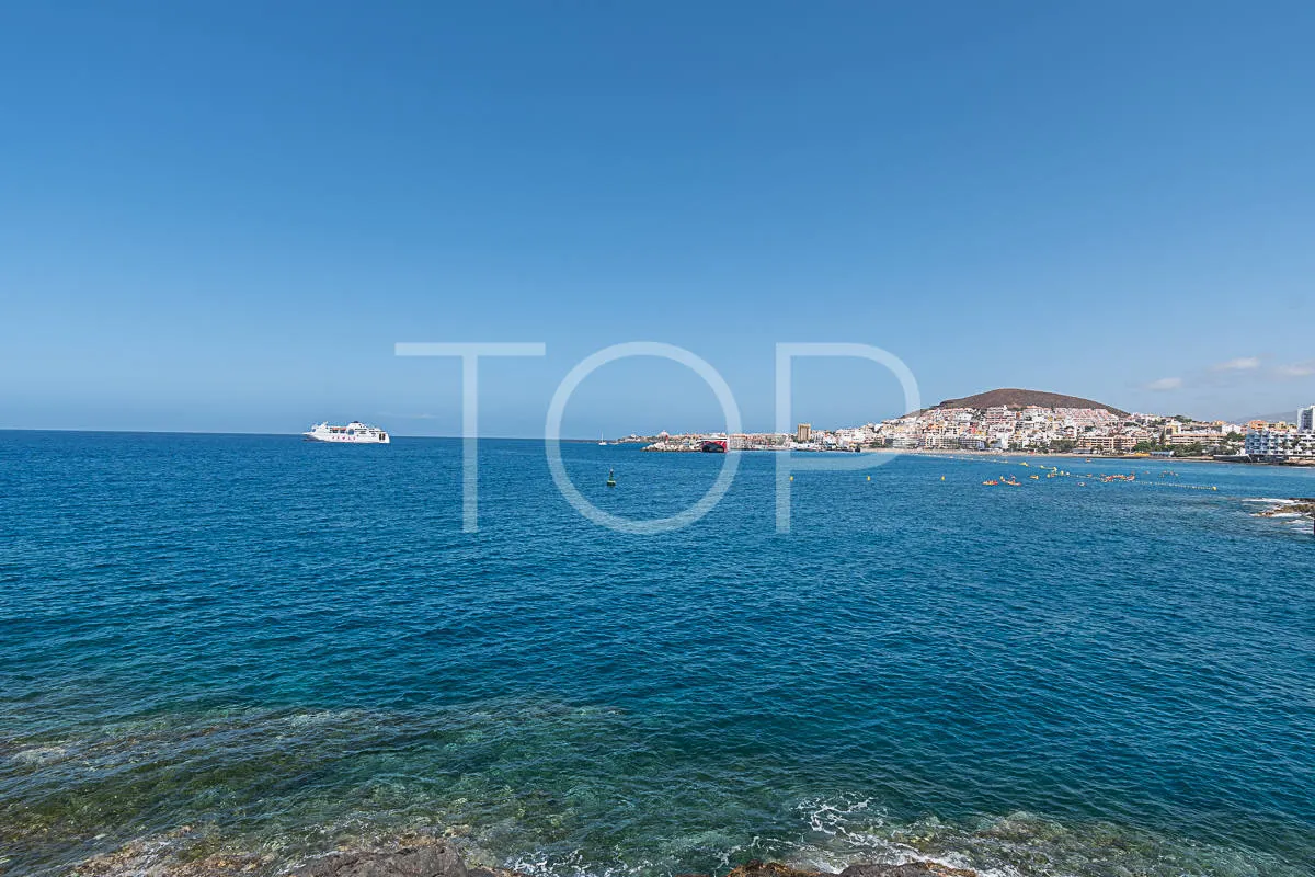 Exklusive Penthouse-Maisonette mit zwei Schlafzimmern, privater Dachterrasse und Ausblick im Herzen von Los Cristianos