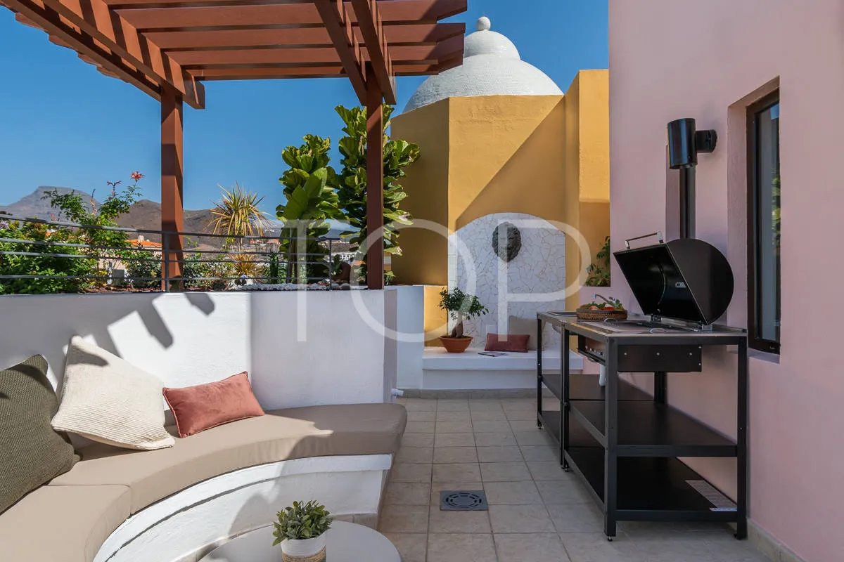 Exclusivo ático dúplex de dos dormitorios con azotea privada y vistas en el corazón de Los Cristianos