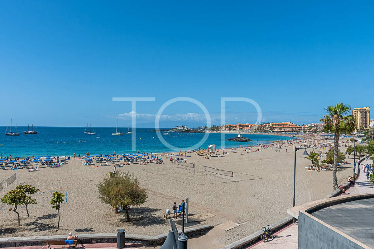 Exklusive Penthouse-Maisonette mit zwei Schlafzimmern, privater Dachterrasse und Ausblick im Herzen von Los Cristianos