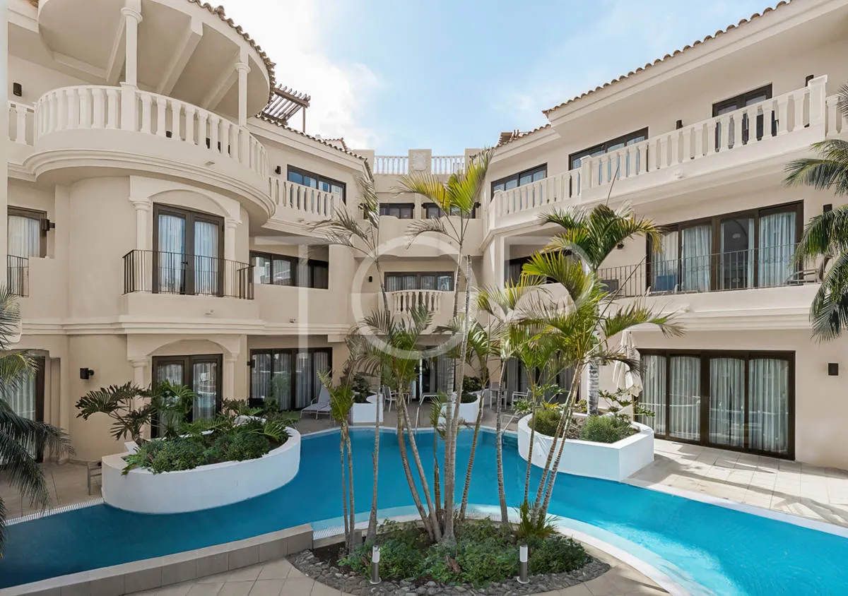 Exclusivo ático dúplex de dos dormitorios con azotea privada y vistas en el corazón de Los Cristianos