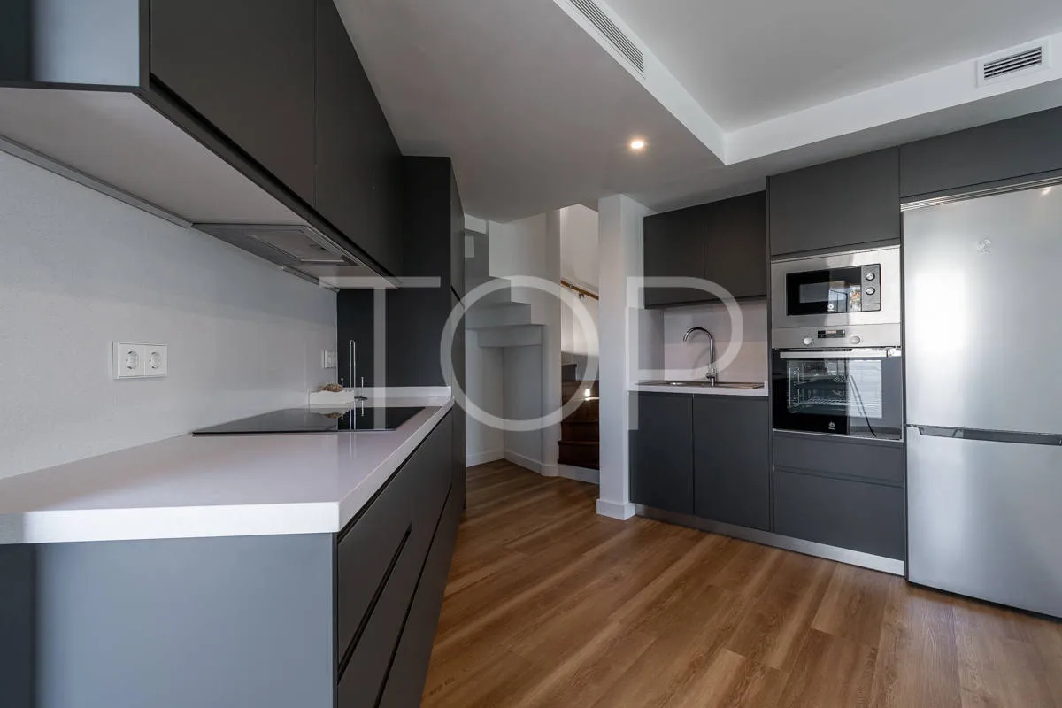 Exclusivo ático dúplex de dos dormitorios con azotea privada y vistas en el corazón de Los Cristianos