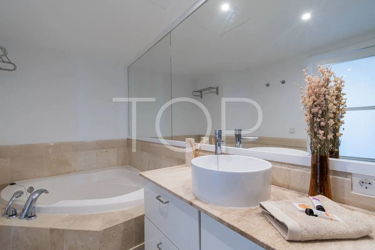 Exclusivo ático dúplex de dos dormitorios con azotea privada y vistas en el corazón de Los Cristianos