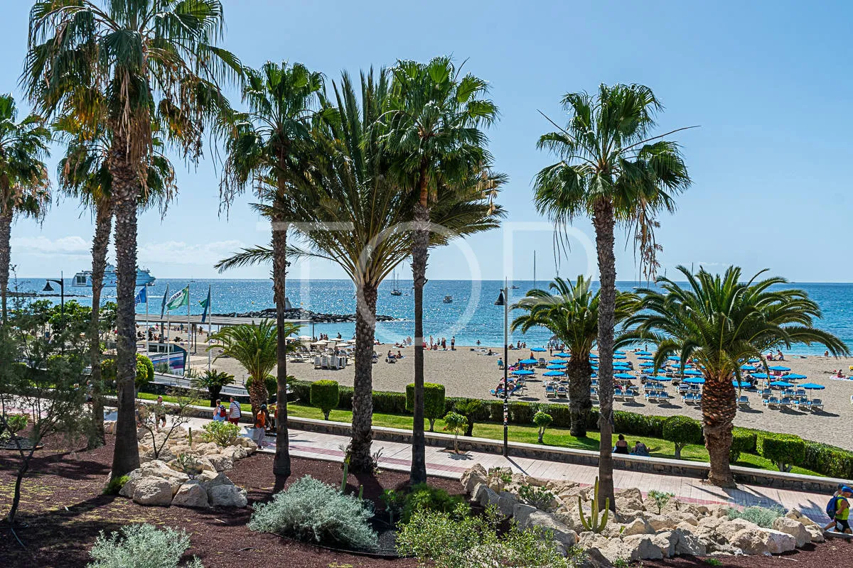 Exklusive Penthouse-Maisonette mit zwei Schlafzimmern, privater Dachterrasse und Ausblick im Herzen von Los Cristianos