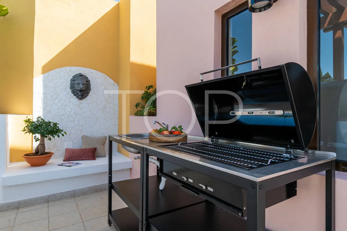 Exclusivo ático dúplex de dos dormitorios con azotea privada y vistas en el corazón de Los Cristianos