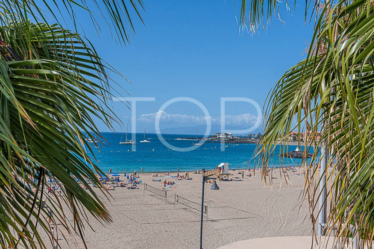 Exklusive Penthouse-Maisonette mit zwei Schlafzimmern, privater Dachterrasse und Ausblick im Herzen von Los Cristianos