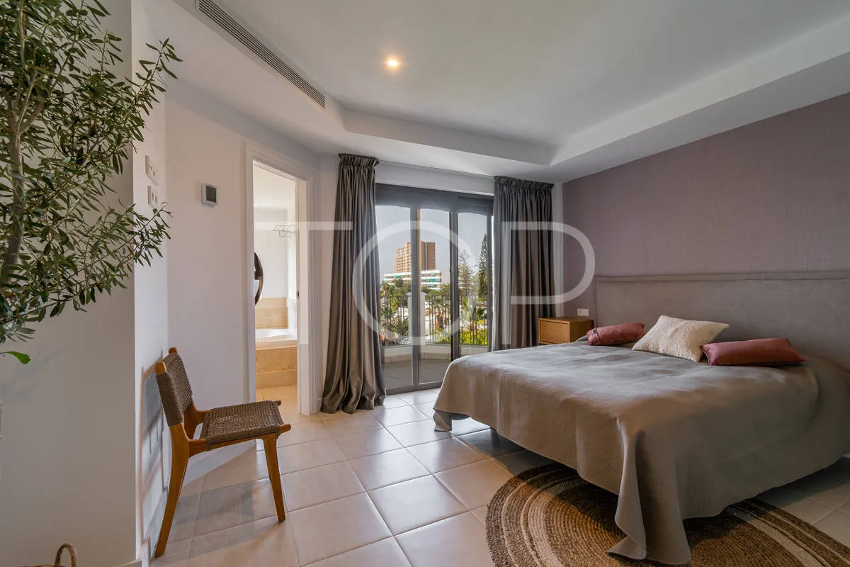 Exclusivo ático dúplex de dos dormitorios con azotea privada y vistas en el corazón de Los Cristianos