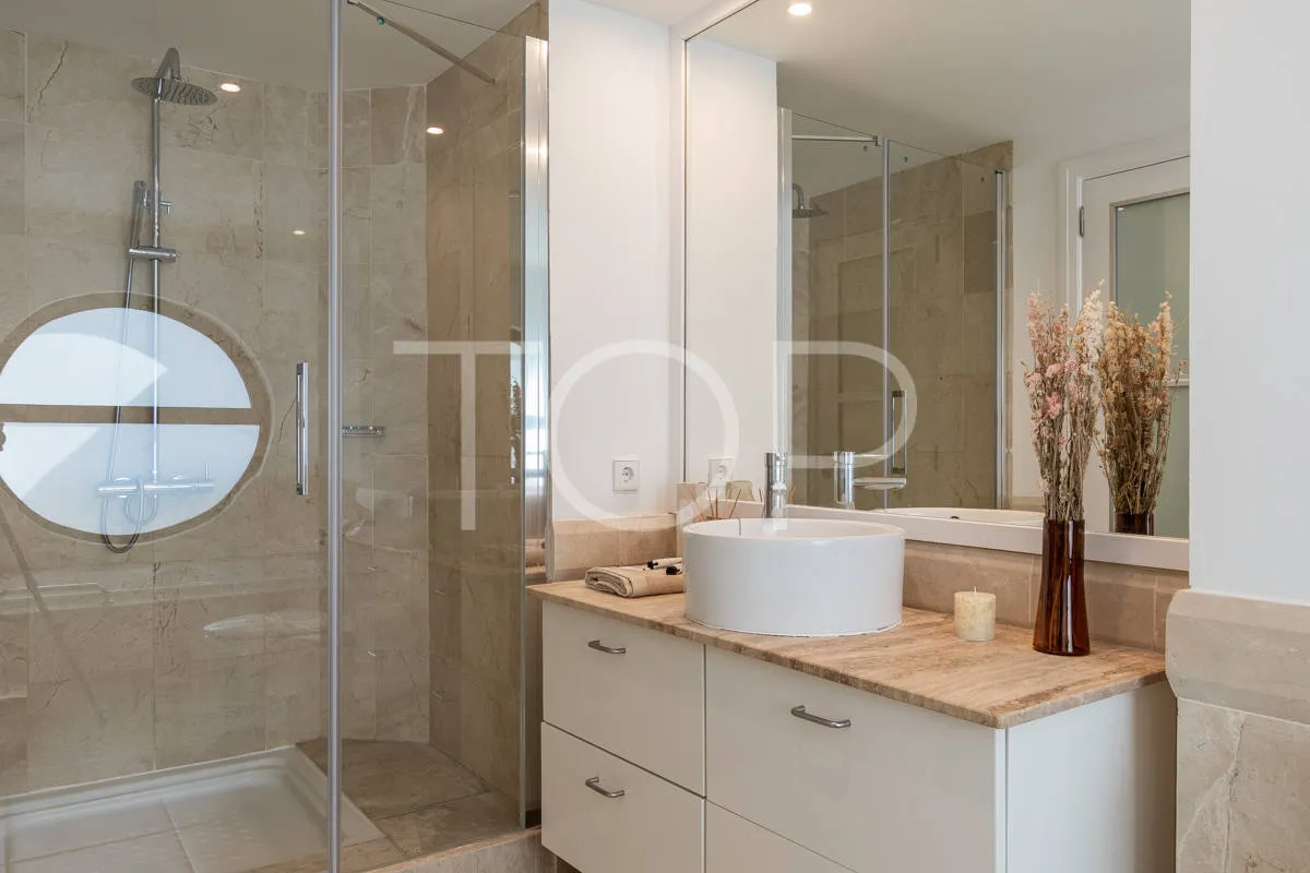 Exclusivo ático dúplex de dos dormitorios con azotea privada y vistas en el corazón de Los Cristianos