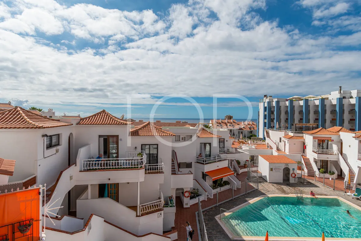 Apartamento de dos dormitorios con vistas al mar y cerca de centro comercial en Los Cristianos