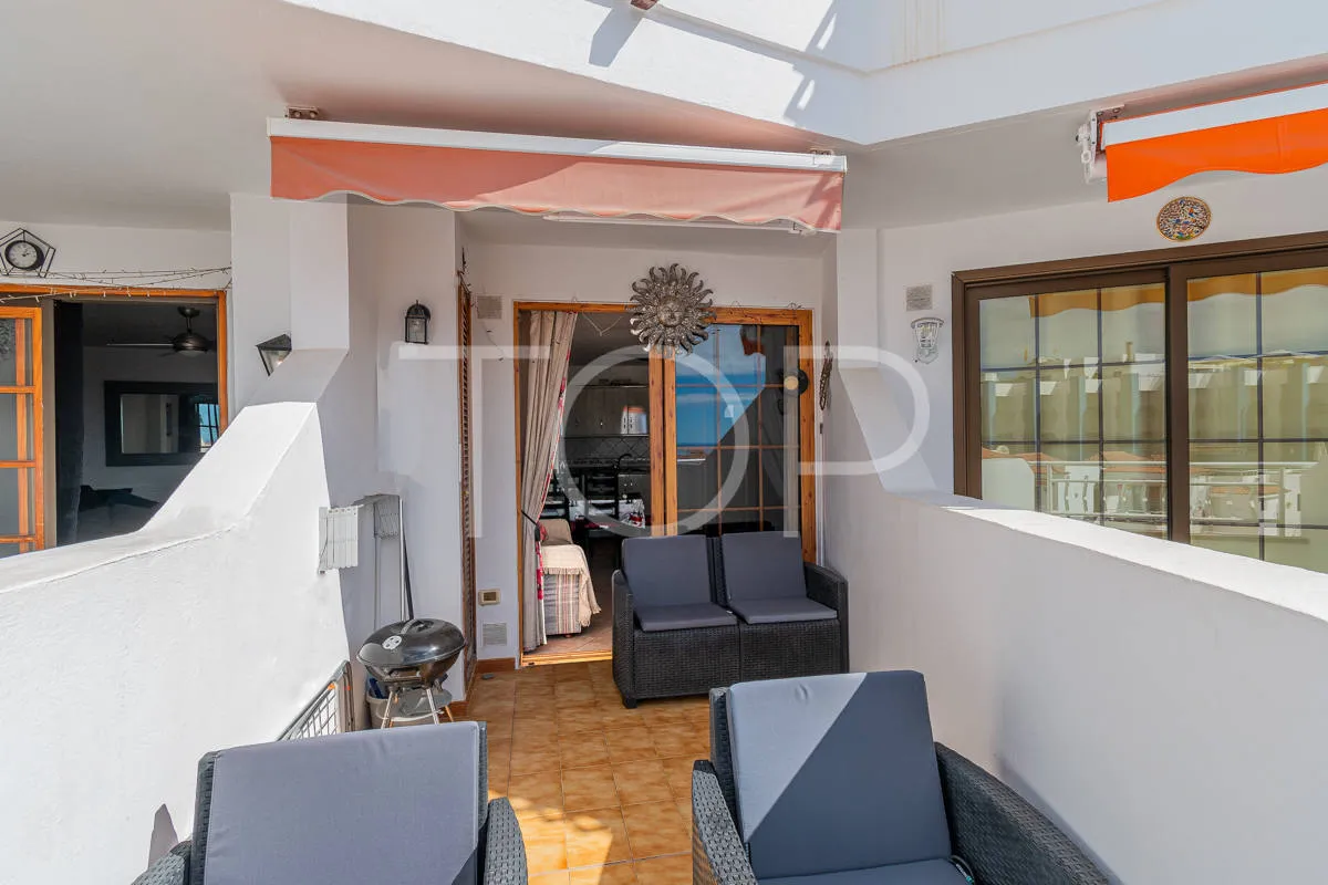 Apartamento de dos dormitorios con vistas al mar y cerca de centro comercial en Los Cristianos