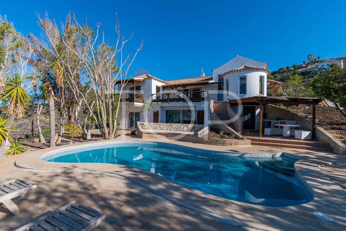 Encantadora casa de campo en Los Menores con fantásticas vistas al mar