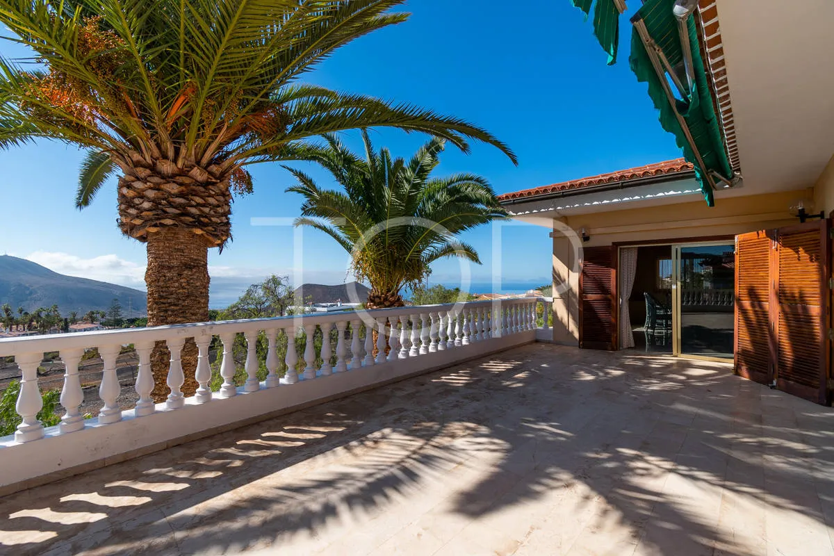 Villa mit traumhafter Aussicht inkl. zwei separaten Wohnungen plus Studio